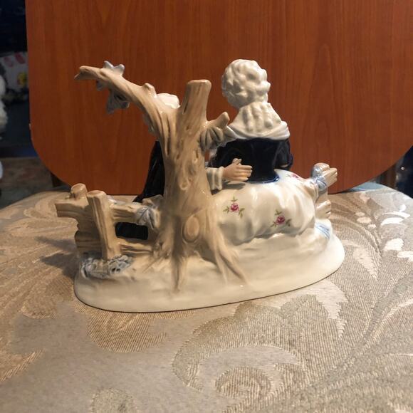 vintage‎ porcelain figurine of a courting couple - Picture 4 of 5